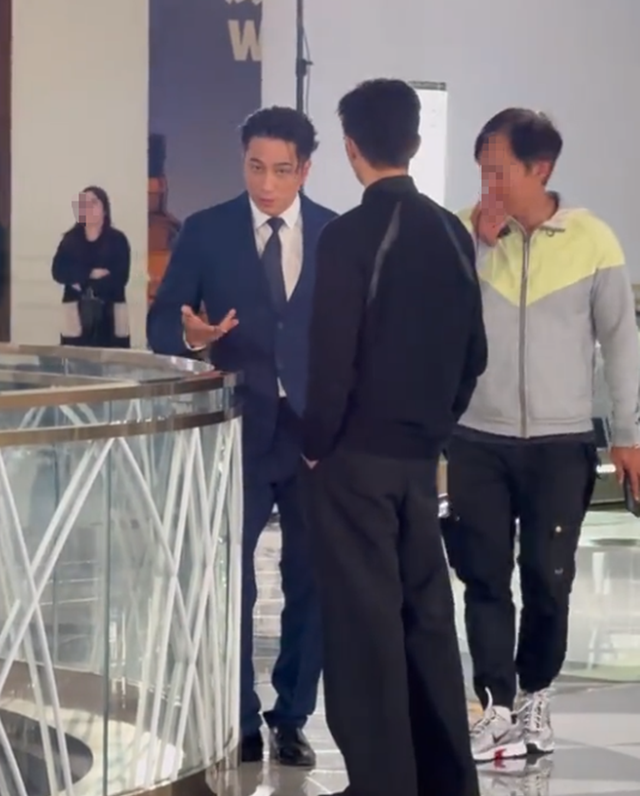cgg吃瓜黑料：54岁张智霖状态如小伙，与吴卓羲同框似少爷带保镖，被赞绝世好男人