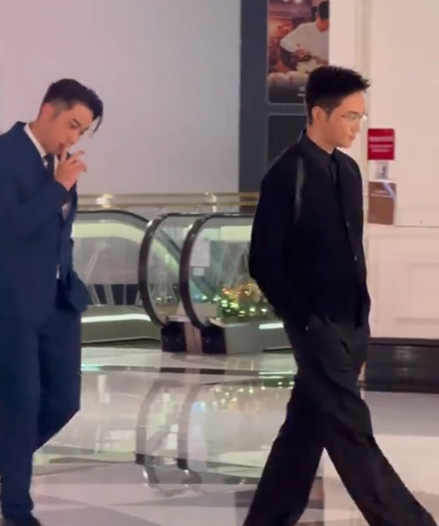 图片[2] - cgg吃瓜黑料：54岁张智霖状态如小伙，与吴卓羲同框似少爷带保镖，被赞绝世好男人 - 黑料吃瓜-最新娱乐八卦爆料平台-明星热点新闻实时更新